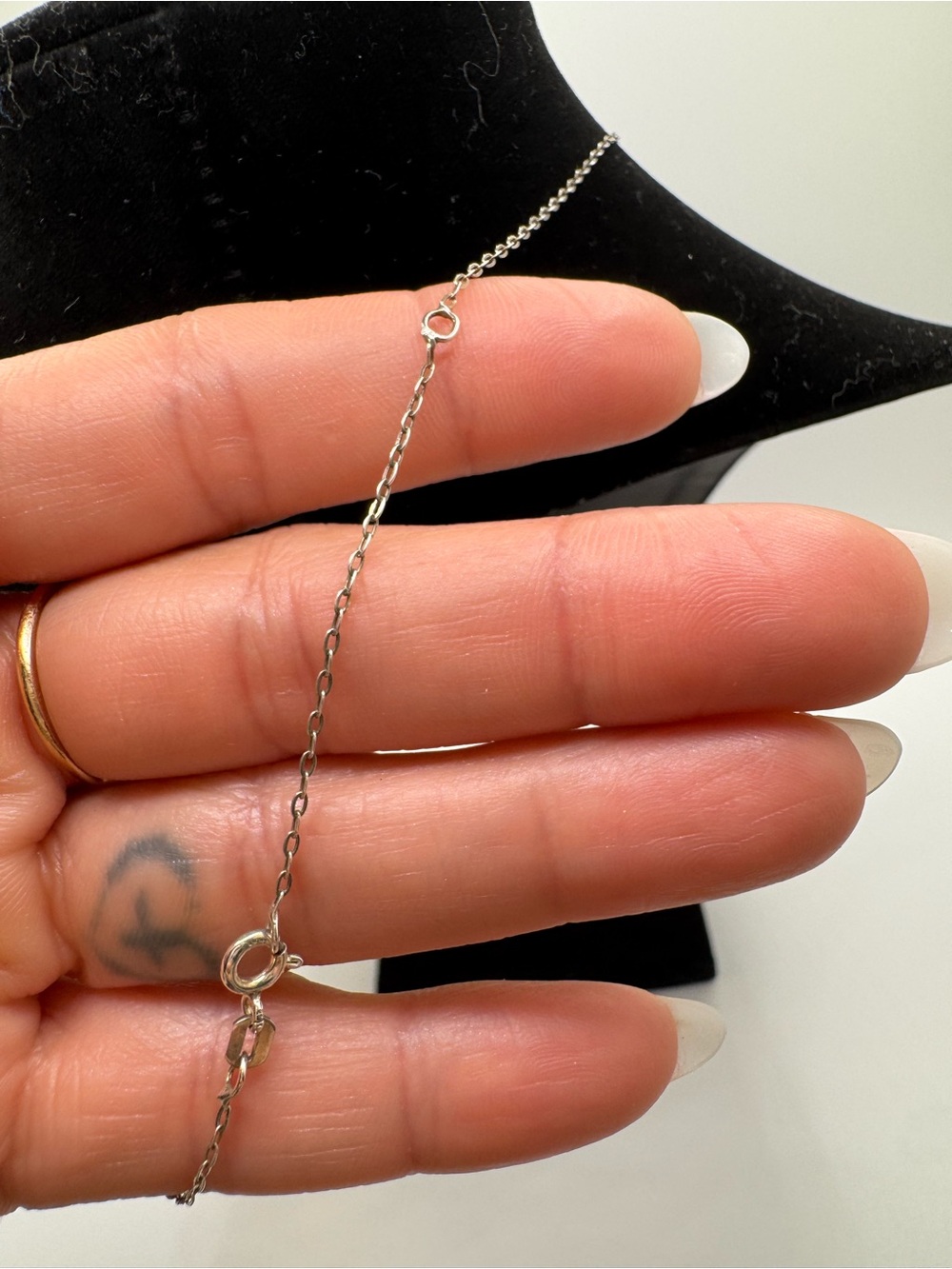 Delicate Arch Round Necklace - Picture 5 of 12